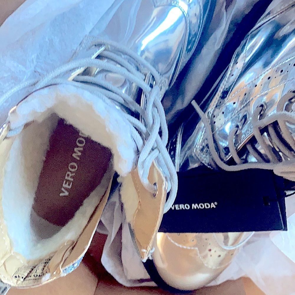 Silver Baroque Wingtip Boots size 6 women’s box included (NWT) - Picture 4 of 7